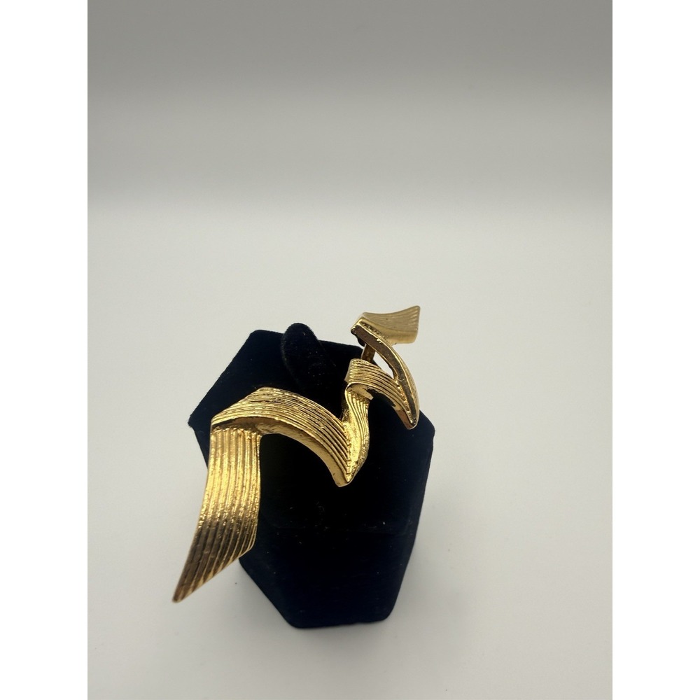 GERRY'S -PIN/BROOCH-GOLDTONE ZIGZAG-OR LETTER "M"-OR LETTER " W" - A 1-11 - Picture 2 of 6